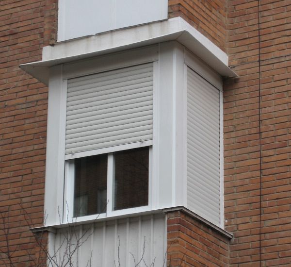 Aluminios Moratalaz ventana en edificio de ladrillo